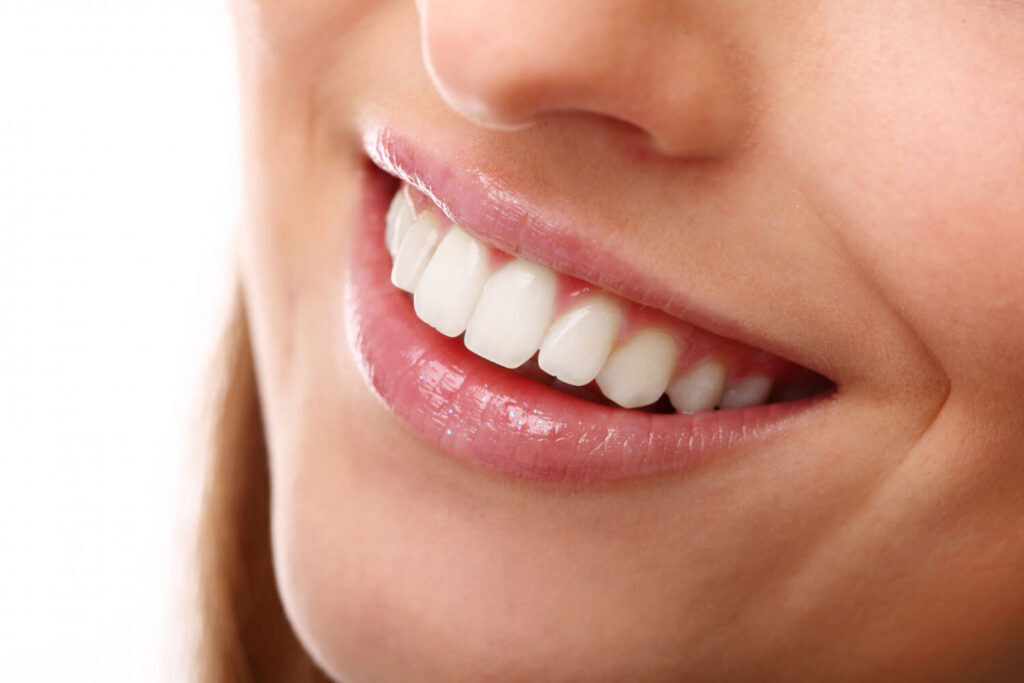Sourire avec des dents blanches et alignées en gros plan