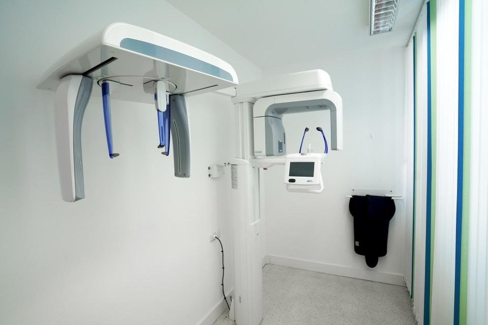 Salle de radiographie numérique utilisée pour le diagnostic orthodontique et les bagues dentaires