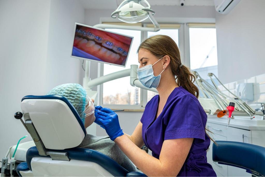 Dentiste réalisant un détartrage professionnel dans une clinique dentaire moderne à Tanger