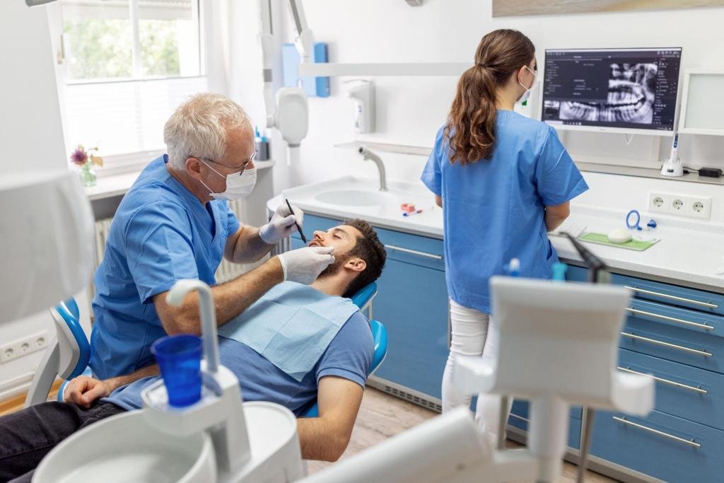 Équipe médicale réalisant une chirurgie dentaire et un examen radiologique dans un cabinet moderne équipé pour les soins bucco-dentaires avancés.