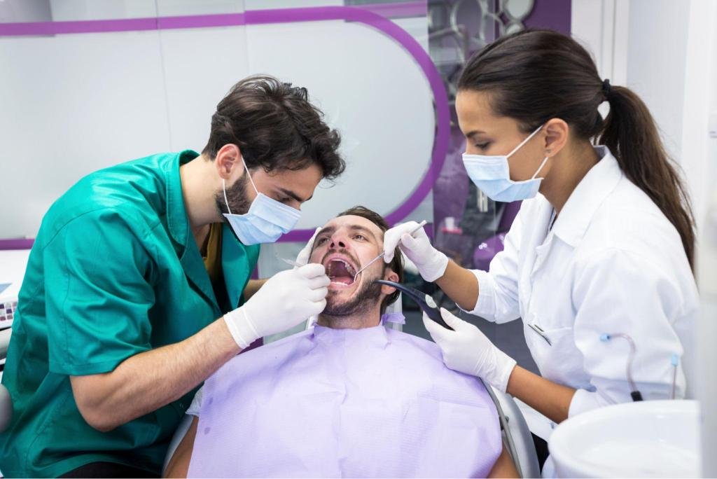 Équipe dentaire prenant en charge un patient lors d’une urgence dentaire dans un cabinet équipé pour les soins immédiats.