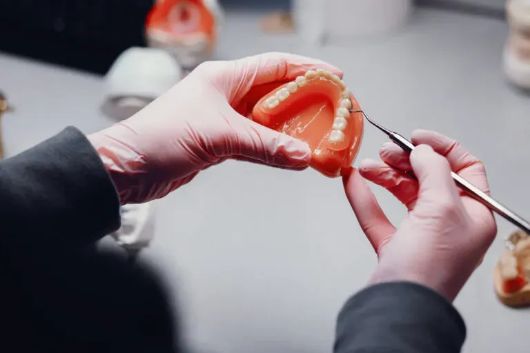 Blanchiment Dentaire Tanger avec démonstration de soins et préparation d’un modèle dentaire chez Divina Dental Center