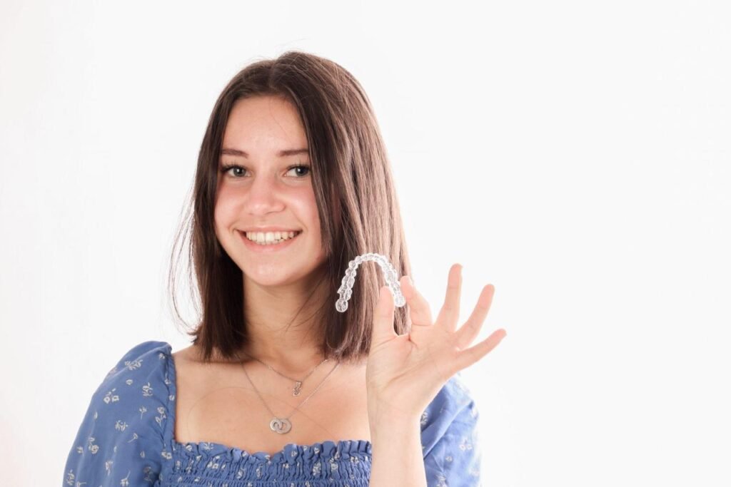 Orthodontie Invisible Invisalign Tanger – Patiente présentant des aligneurs transparents Invisalign pour corriger l’alignement des dents discrètement.