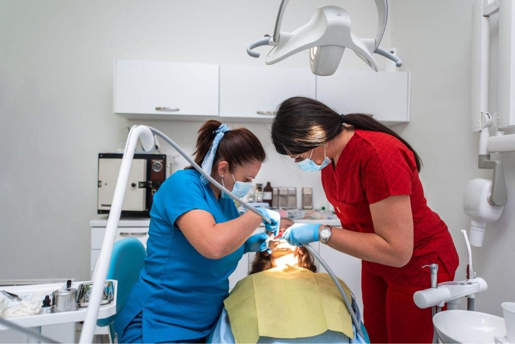 Orthodontistes réalisant un traitement par bagues dentaires dans une clinique dentaire moderne à Tanger