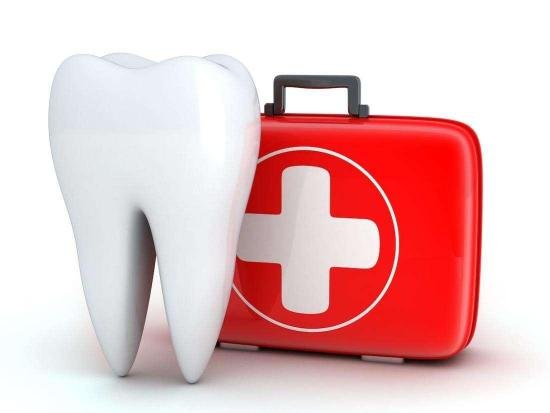 Illustration d’une urgence dentaire avec une dent blanche et une trousse médicale rouge symbolisant les soins dentaires immédiats.