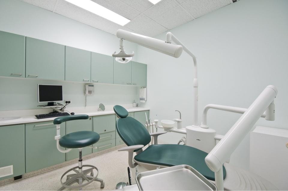 Salle de soins équipée pour le curetage dentaire au Divina Dental Center à Tanger