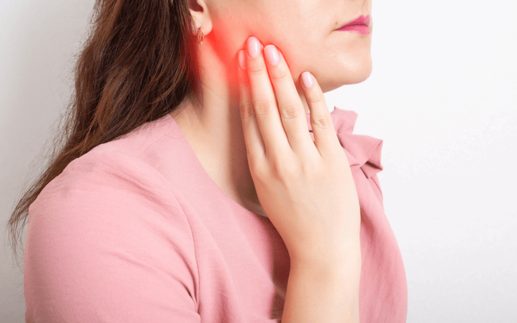 Femme souffrant d'une douleur dentaire liée à une infection

