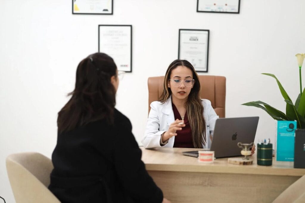 Consultation avec la dentiste au bureau de la clinique dentaire à Tanger