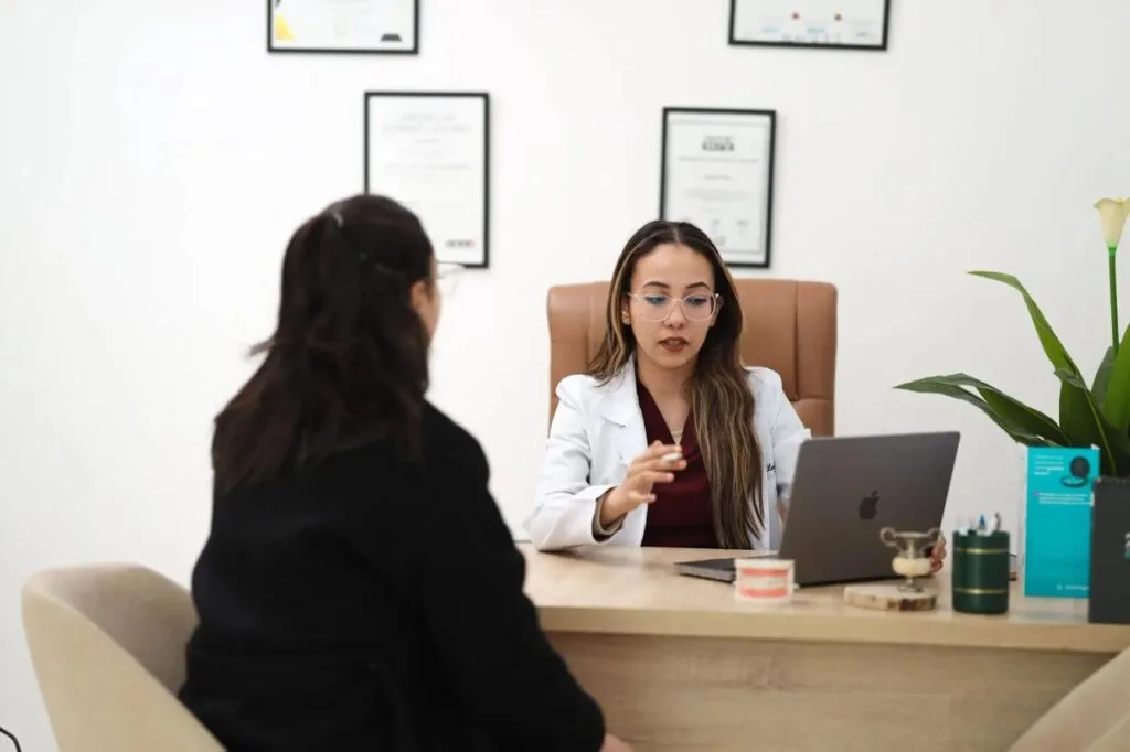 Consultation avec la dentiste au bureau de la clinique dentaire à Tanger