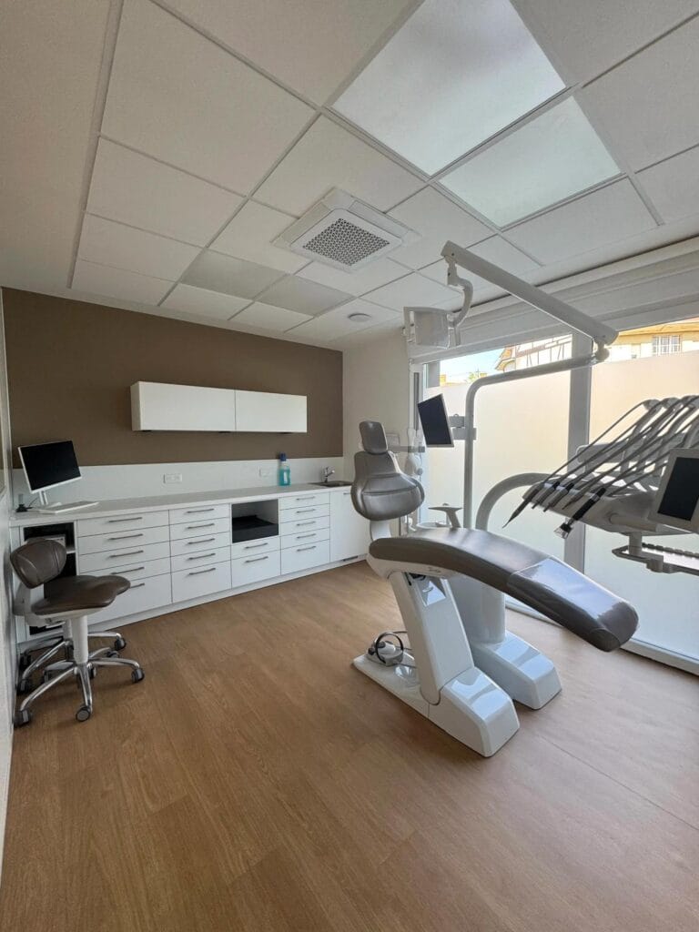 Salle de soin de la clinique dentaire Divina à Tanger avec fauteuil moderne