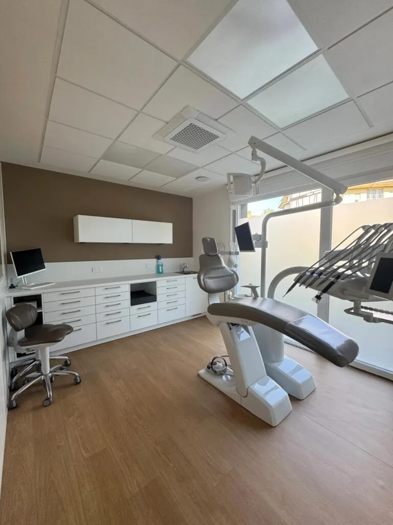 Salle de soin de la clinique dentaire Divina à Tanger avec fauteuil moderne