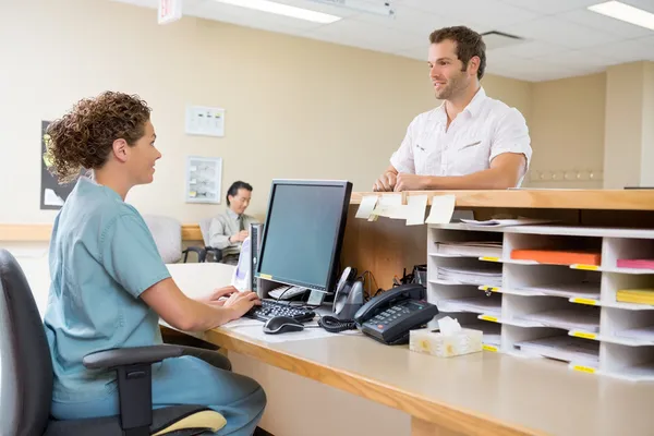 Accueil des patients à la réception d'un cabinet dentaire