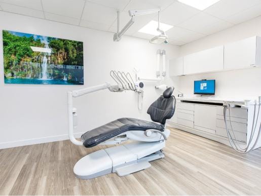 Salle de soin moderne avec fauteuil dentaire