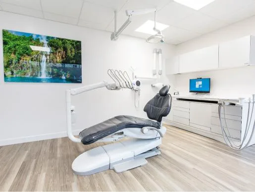 Salle de soin moderne avec fauteuil dentaire