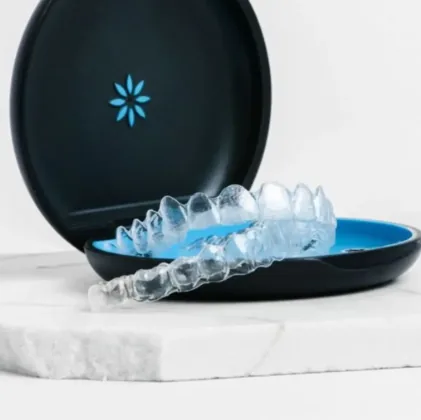 Gouttières d'alignement dentaire transparentes posées sur leur étui de rangement